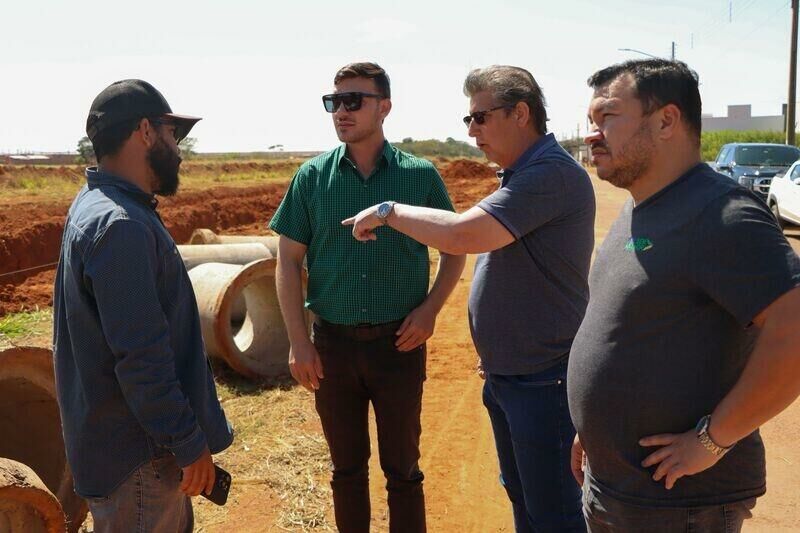 Imagem de compartilhamento para o artigo Prefeito Walter Schlatter acompanha obras de drenagem e duplicação da Av. Rio de Janeiro, em Cahapadão do Sul da MS Todo dia